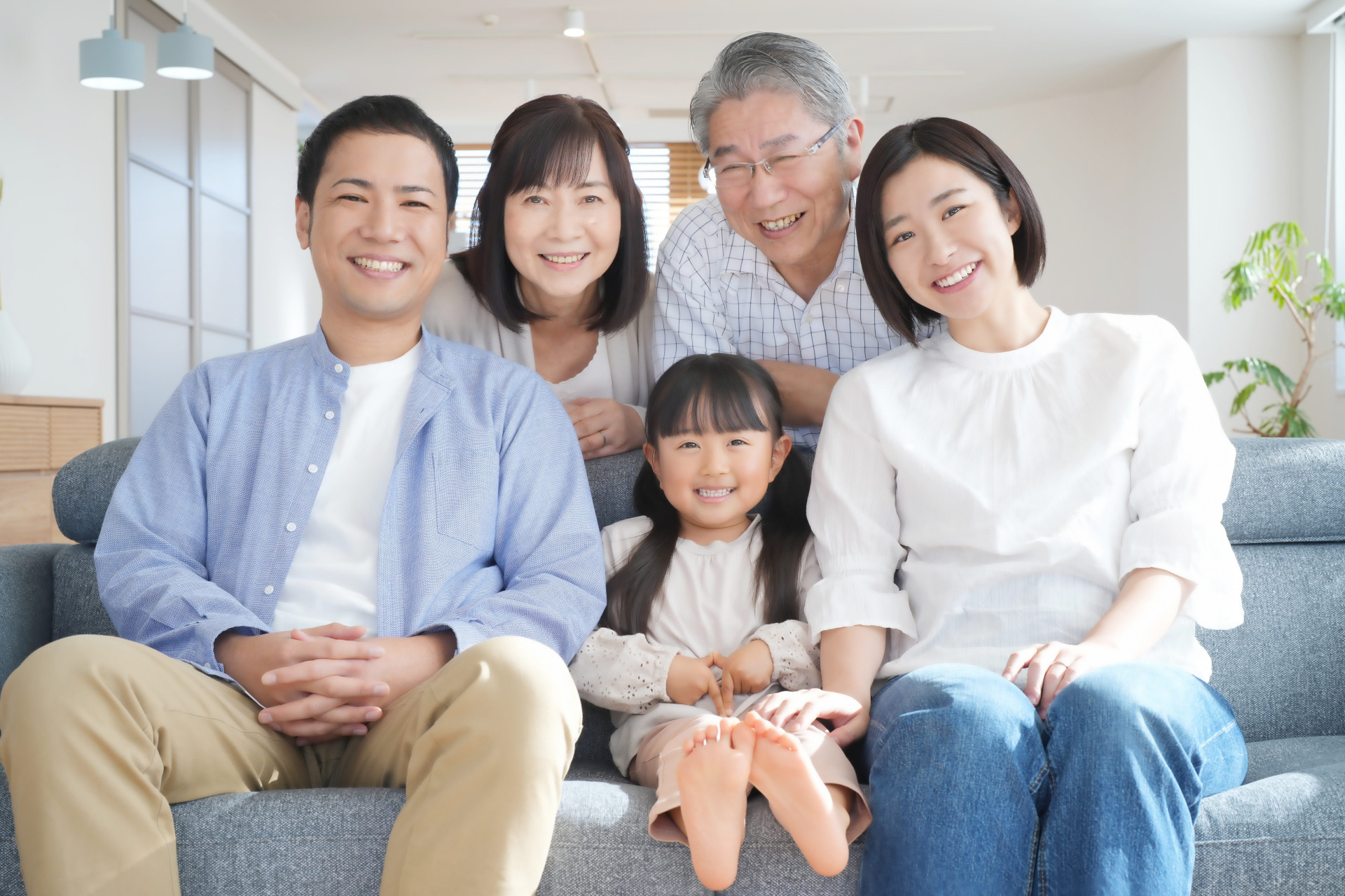 笑顔で写る親・子・孫の3世代家族、相続や遺言の相談