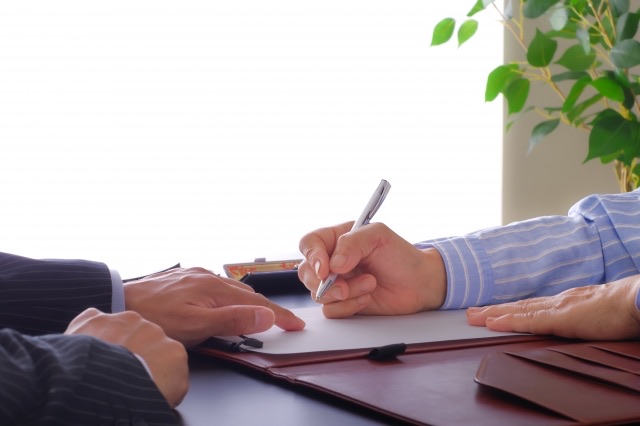 不動産手続きで書類作成のサポートを受ける人の手元