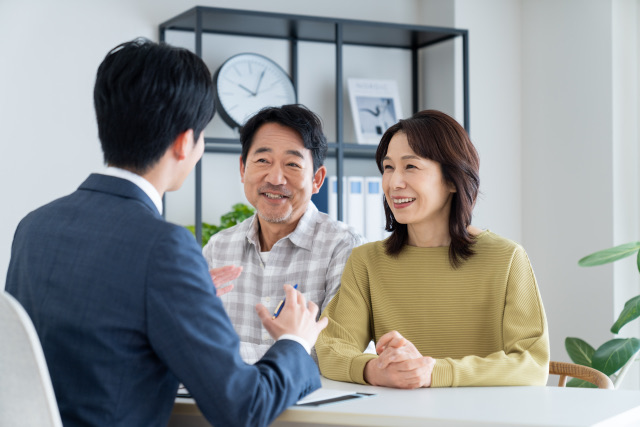 成年後見制度の種類について夫婦に説明する司法書士・行政書士・土地家屋調査士の専門家