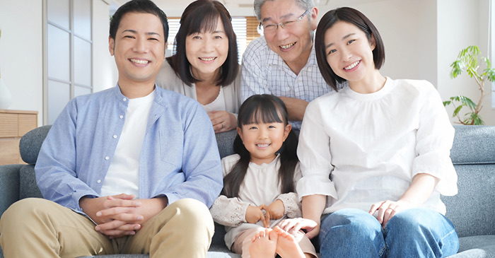 成年後見制度や任意後見制度の活用メリットを象徴する笑顔の三世代家族