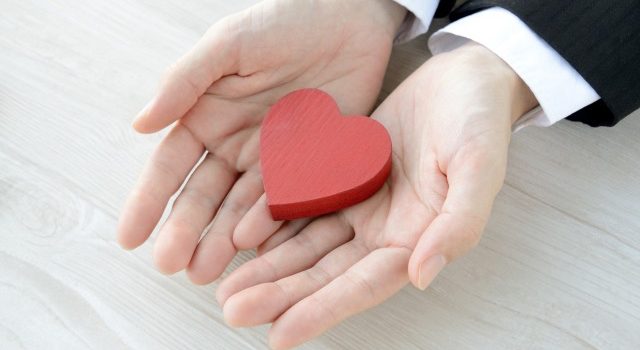 任意後見制度で安心して想いを託す、ハートを手にする男性の手元