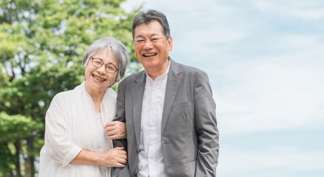 任意後見制度で自分の意思を尊重し、笑顔で未来を話す老夫婦