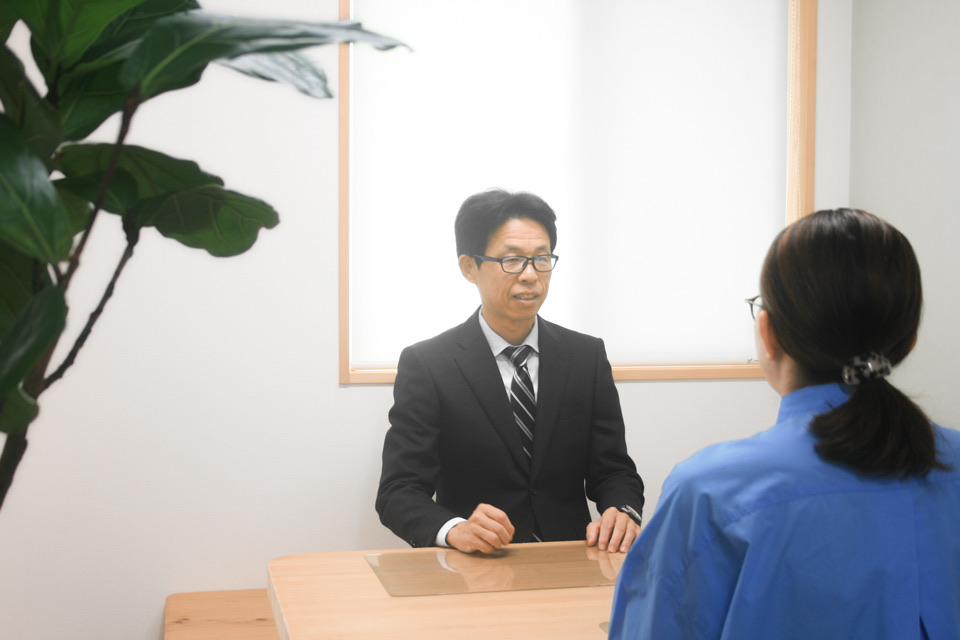 司法書士・行政書士・土地家屋調査士の資格を持つ代表の金允基に相談