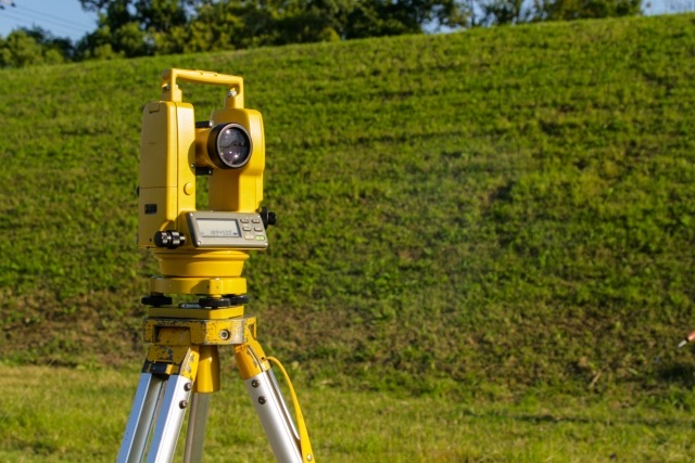 遺言書を作成している人の手元と書類