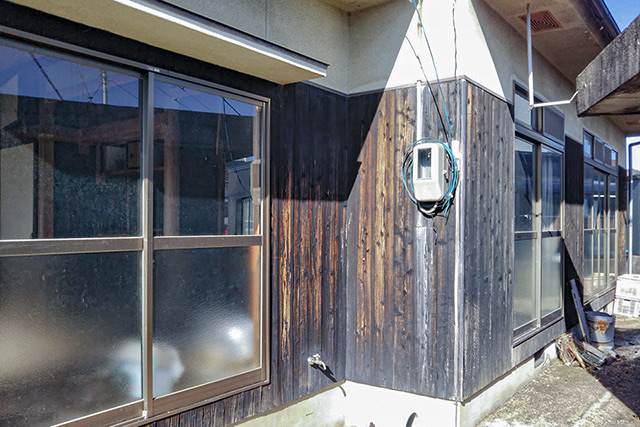 庭や外観が荒れた放置された空き家