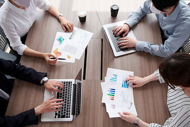 会社設立や法人手続きを相談する男女の会議風景