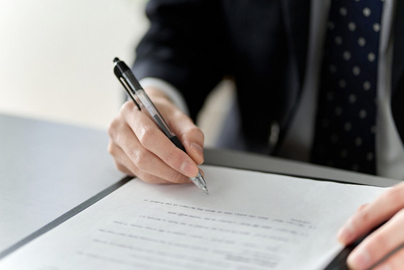 司法書士・行政書士・土地家屋調査士が行う書類手続きの様子