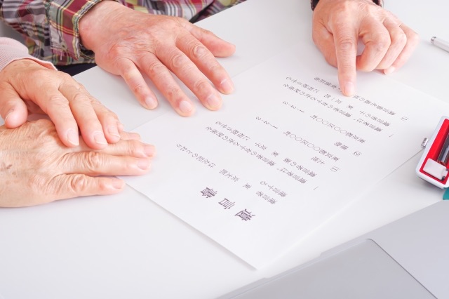 子どもがいない夫婦が遺言書について相談している様子